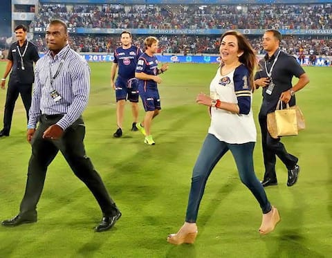 मुंबई इंडियन्सच्या विजयानंतर नीता अंबानींचं सेलिब्रेशन मुंबई इंडियन्सच्या विजयानंतर नीता अंबानींचं सेलिब्रेशन