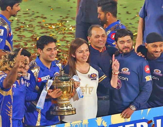 अजिंक्य रहाणे आणि कर्णधार स्मिथ यांचा अपवाद वगळता पुण्याचे इतर फलंदाज फारशी चमक दाखवू शकले नाही.