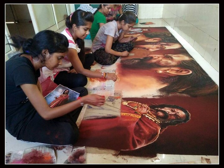 मालेगावच्या साई आर्टमधील रांगोळी कलाकारांनी शनिवारी ही रांगोळी काढण्यास सुरुवात केली. रविवारी संध्याकाळी 7 वाजता ही रांगोळी पूर्ण झाली.