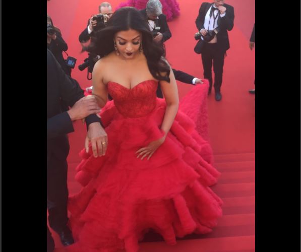 Cannes 2017 : ऐश्वर्या राय-बच्चन रेड कार्पेटवर 