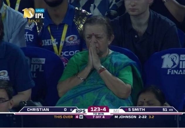 The Old Lady Who Was Praying For Mumbai Indians Is Purnima Dalal Latest News मुंबई इंडियन्ससाठी देवाचा धावा करणाऱ्या 'या' आजीबाई आहेत..