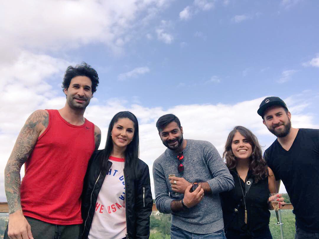 सनी लिऑनने स्वत: हे फोटो आपल्या ऑफिशिय ट्विटर हँडलवरुन शेअर केले आहेत.