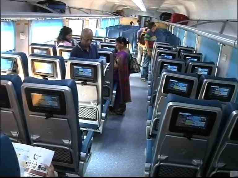 Tejas Express First Journey Many Headphones Stolen तेजस एक्स्प्रेसच्या पहिल्याच फेरीत प्रवाशांचा हेडफोन्सवर डल्ला