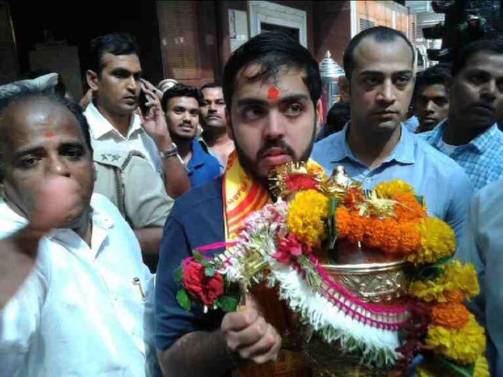 मुंबई इंडियन्स संघाचे मालक अंनत अंबानी हे आयपीएल ट्रॉफी घेऊन सिद्धीविनायकाचं दर्शन घेतलं.