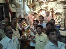 आयपीएलची ट्रॉफी घेऊन अनंत अंबानी सिद्धीविनायकाच्या चरणी!