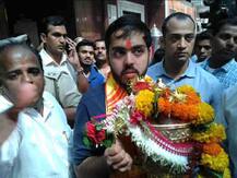 आयपीएलची ट्रॉफी घेऊन अनंत अंबानी सिद्धीविनायकाच्या चरणी!