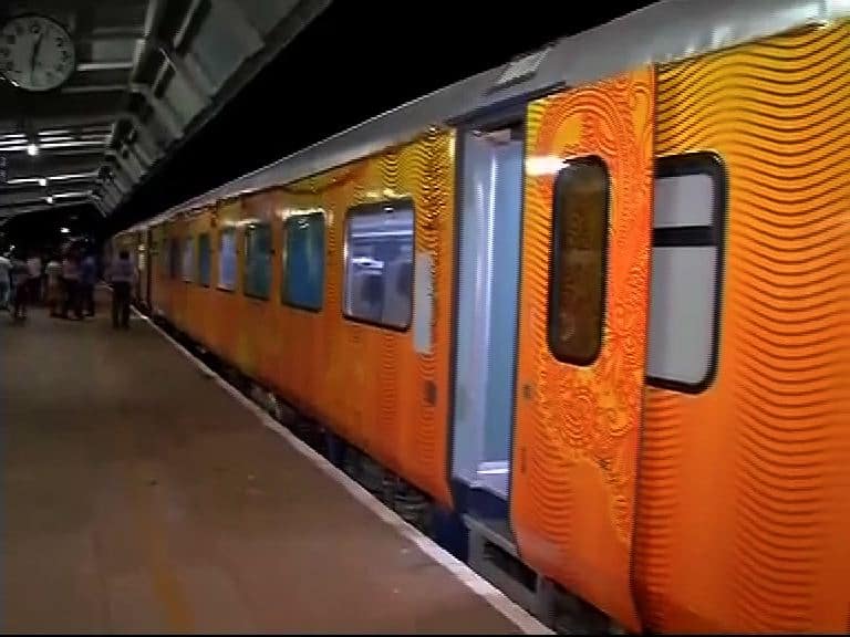 In Just Eight Hours Tejas Express Will Enter The Karmali Railway Station अवघ्या आठ तासात तेजस करमाळीत दाखल