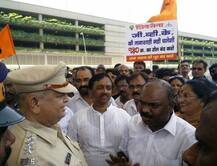 मुंबई विमानतळावरील जीव्हीके टोलनाका शिवसेनेने बंद पाडला!