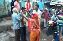 तळीरामांना अद्दल, पुष्पमाला घालून महिलांची गांधीगिरी