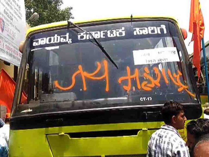 Protest Against Roshan Baig In Kolhapur By Pasting Jai Maharashtra Stickers On Bus Latest Updates शिवसेना आक्रमक, कर्नाटकच्या बसवर 'जय महाराष्ट्र'चे स्टिकर्स