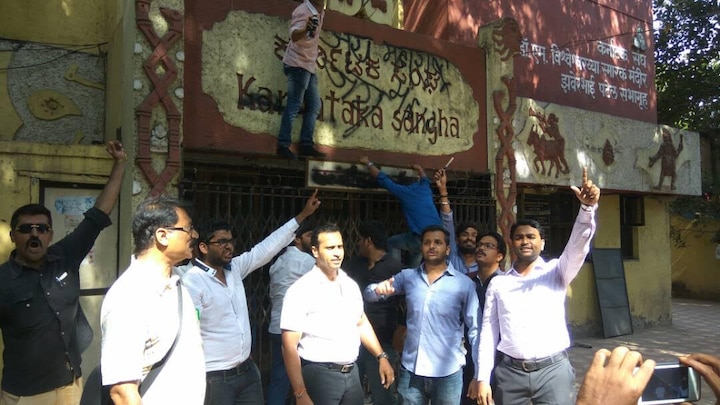 Swabhiman Sanghatana Protest Againts Karnataka In Mumbai And Kolhapur Latest Updates कर्नाटकच्या ‘जय महाराष्ट्र’ बंदीविरोधात नितेश राणेही आक्रमक