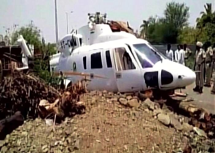 Cm Devendra Fadnavis Helicopter Crashed In Latur लातूरमध्ये मुख्यमंत्र्यांचं हेलिकॉप्टर कोसळलं