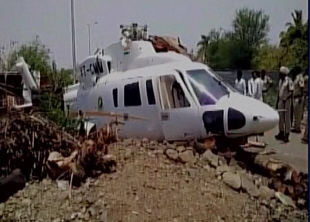 यावेळी मुख्यमंत्री फडणवीस यांच्यासह प्रधान सचिव प्रवीण परदेशी, स्वीय सहाय्यक अभिमन्यू पवार, केतन पाटीलही हेलिकॉप्टरमध्ये होते, सुदैवाने सर्वजण सुखरुप आहेत
