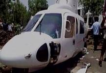 मुख्यमंत्र्यांचं हेलिकॉप्टर ट्रकवर कोसळलं