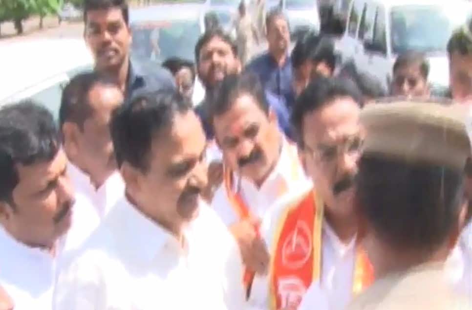 ‘जय महाराष्ट्र’च्या फतव्याविरोधात मोर्चा, शिवसेना मंत्र्यांना कोल्हापुरातच रोखलं! Shiv Sena Ministers Stopped In Belgaum Border Latest Update ‘जय महाराष्ट्र’च्या फतव्याविरोधात मोर्चा, शिवसेना मंत्र्यांना कोल्हापुरातच रोखलं!