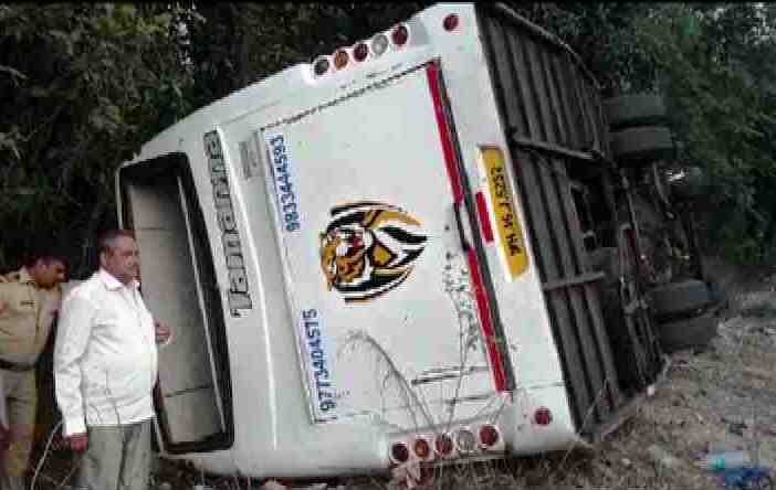 Ratnagiri 3 Killed 15 Injured In An Accident On Mumbai Goa Highway रत्नागिरीत सावर्डे-आगवे वळणावर बस पलटली, तिघांचा मृत्यू