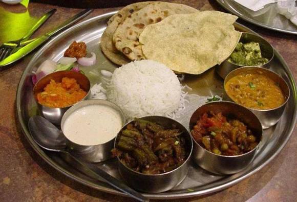 जिभेचे चोचले : सफर विस्मरणातल्या खाद्यसंस्कृतीची