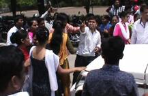 प्राध्यापकावर लैंगिक शोषणाचा आरोप, संतप्त विद्यार्थिनींकडून बेदम चोप