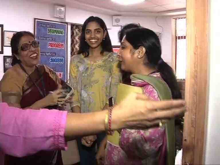 Cbse Class 12th Result 2017 Declared Raksha Gopal First With 99 6 Percent Marks बारावी CBSE बोर्डाचा निकाल जाहीर, रक्षा गोपाळ देशात पहिली