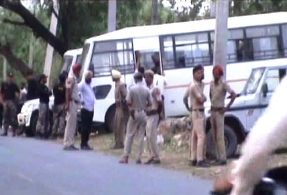 Three Uniforms Found In Suspected Bag In Pathankot पठाणकोटमध्ये संशयित बॅगमध्ये लष्कराचे 3 गणवेश, शोधमोहीम सुरु