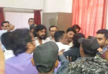 चार बालकांच्या मृत्यूप्रकरणी संतप्त नातेवाईकांची डॉक्टरला मारहाण