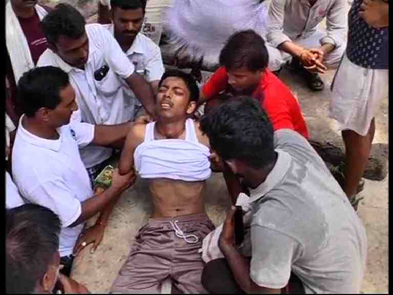 Raju Shettys Son Fainted During Aatmaklesh Rally In Mumbai Latest Updates आत्मक्लेश यात्रेदरम्यान राजू शेट्टींचा मुलगा सौरभला चक्कर