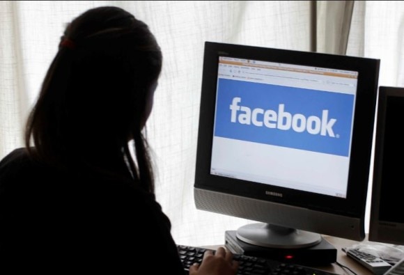Facebook Adiction Makes You Sad Unhealthy Study फेसबुकचा भरमसाठ वापर आरोग्यासाठी हानीकारक!