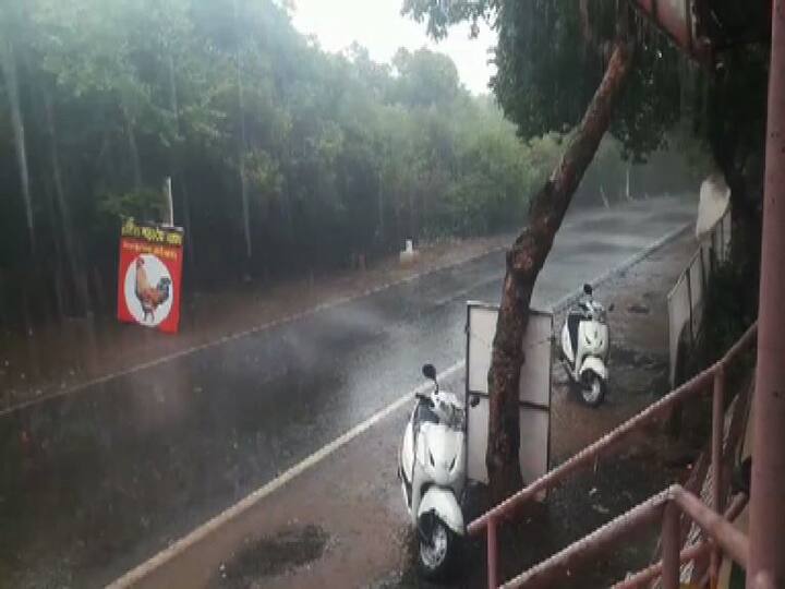 महाराष्ट्राचं काश्मीर समजल्या जाणाऱ्या महाबळेश्वरमध्ये सध्या पावसाची तुफान बॅटींग सुरु आहे. महाबळेश्वरमधे गारांसह मुसळधार पाऊस कोसळत आहे.
