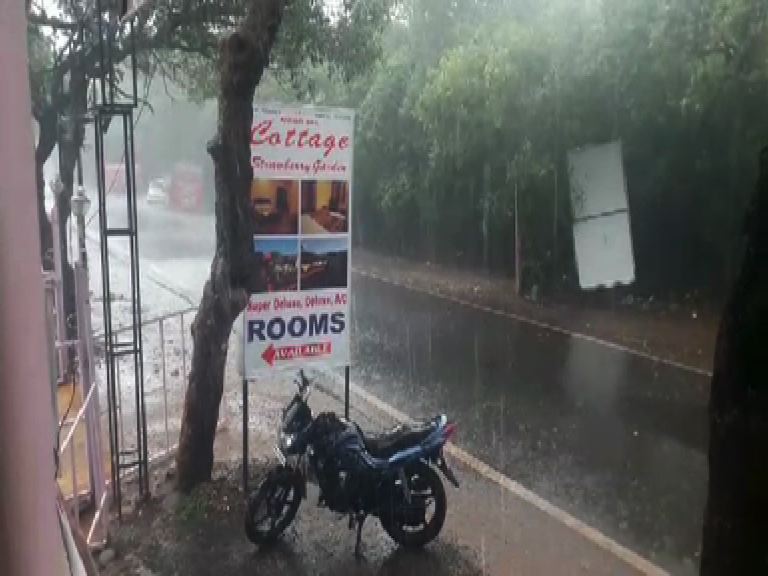 महाबळेश्वरमध्ये पाऊस, आल्हाददायक गारवा