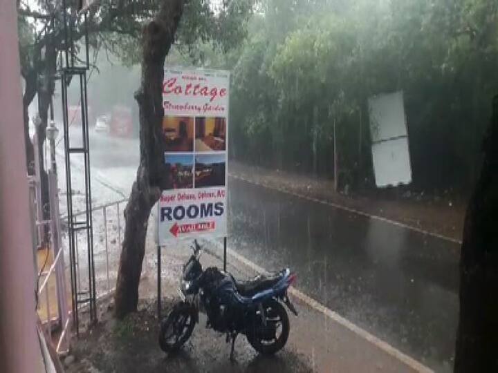 वादळी वाऱ्यासह मान्सूनपूर्व पाऊस सुरु आहे. त्यामुळं गेल्या काही काळात वाढलेलं तापमान अचानक कमी झालंय.