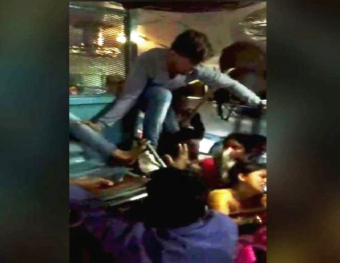 Solapur Women Passengers Beaten Up By Goons In Train रेल्वेत गुंडांचा हैदोस, लाकडी दांड्याने महिलांना अमानुष मारहाण