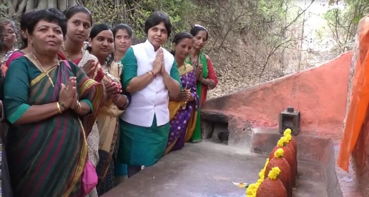 Now Mothebaba Temple Open For Women After Trupti Desai Agitation Latest Updates तृप्ती देसाईंच्या लढ्याला यश, कोतूळच्या मोठेबाबा मंदिरात महिलांना प्रवेश