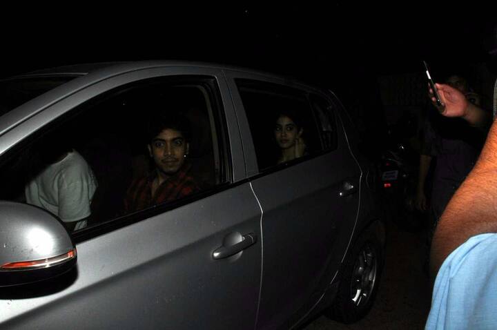 हा तरुण इशान खट्टर असून तो शाहिद कपूरचा भाऊ आहे.