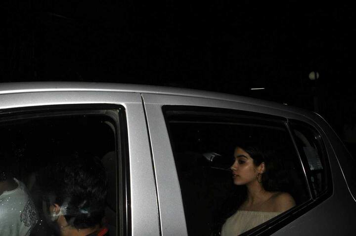 पाहा आणखी फोटो