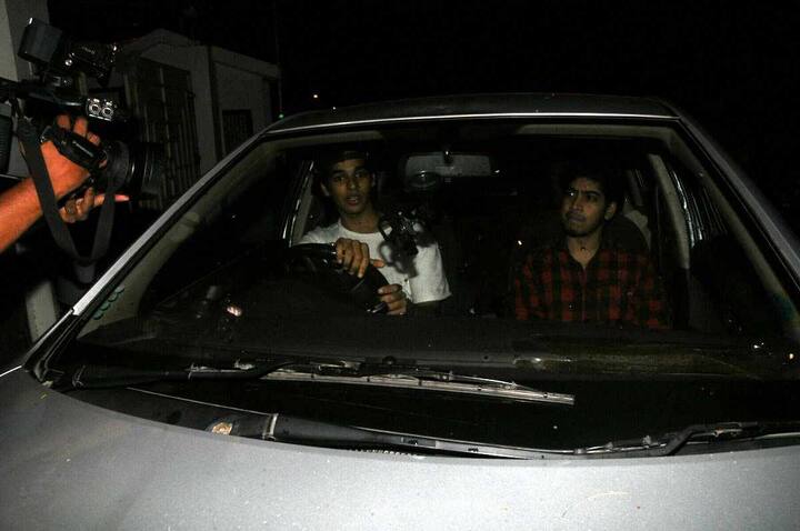 मात्र जान्हवीसोबत कारमध्ये असलेल्या तरुणाला अजून ओळखलं नसेल.