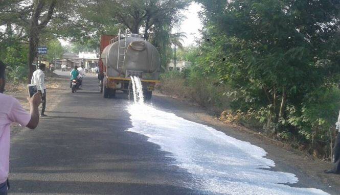 Milk agitation updates राज्यभरात दूधकोंडी : कुठे काय घडलं?