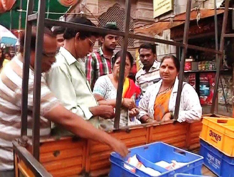 दुधाचा तुटवडा, पुण्यात 80 रुपये लिटरने विक्री Second Day Of Farmers Strike Milk Shortage In Various Districts दुधाचा तुटवडा, पुण्यात 80 रुपये लिटरने विक्री