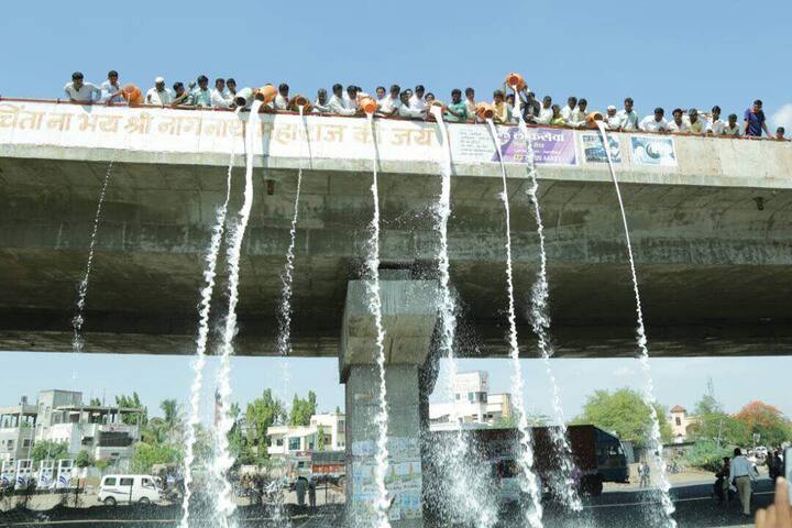 सोलापूर - पुणे राष्ट्रीय महामार्गावर मोहोळ जवळ उड्डाण पुलावरून दूध खाली ओतून आंदोलन.