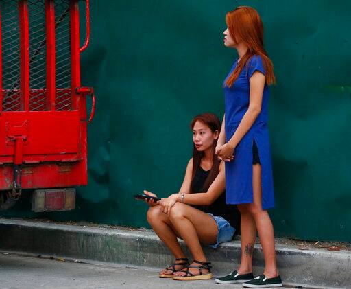 त्यानंतर हल्लेखोरानं स्वत:वर गोळी झाडली. त्याचा मृतदेह ताब्यात घेण्यात आला. तसेच त्याच्याकडून एक मशीनगन आणि 380 कॅलिबर बंदूक सापडली आहे. 