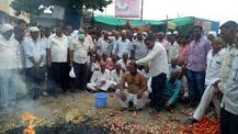 नाशिकमध्ये सरकारची प्रतिकात्मक अंत्ययात्रा, शेतकऱ्यांचं सामूहिक मुंडन
