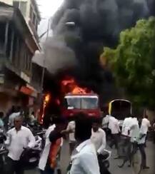 तासगावमध्ये डांबराची गाडी भररस्त्यात जळून खाक