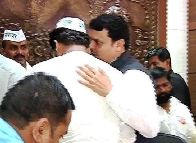 Farmers Strike What Did Cm Devendra Fadnavis Speaks To Jayaji Surwanshi मुख्यमंत्र्यांनी जयाजी सूर्यवंशींच्या कानात काय सांगितलं?