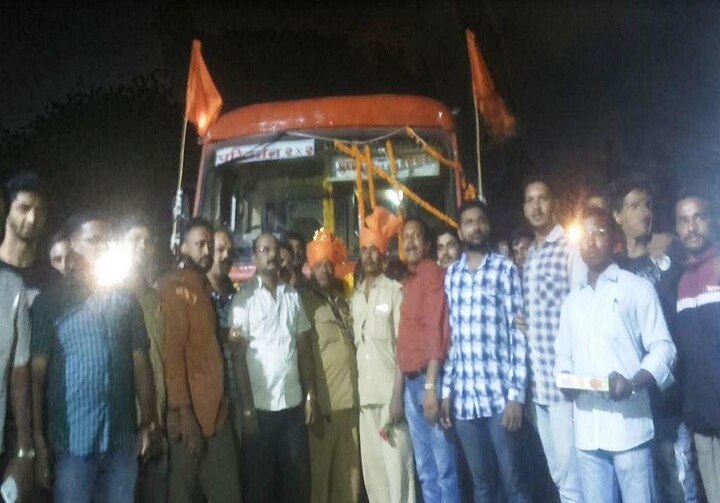St Buses With Jai Maharashtra Logo Reaches In Belgaon Receive Big Welcome 'जय महाराष्ट्र' लिहिलेल्या एसटीचं बेळगावात जल्लोषात स्वागत