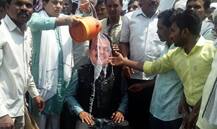 मुख्यमंत्र्यांच्या प्रतिकात्मक पुतळ्याला दुग्धाभिषेक