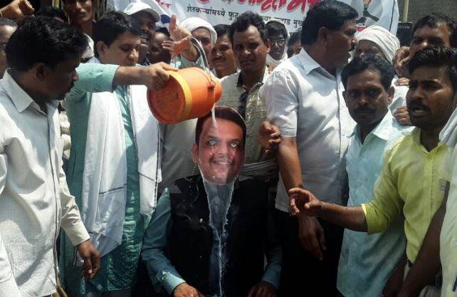 भाजप नेते आणि पालकमंत्री मदन येरावार यांच्या घरासमोर लोकजागृती मंचच्या कार्यकर्त्यांनी मुख्यमंत्र्यांच्या पुतळ्याला दुधाने अभिषेक करून, कर्जमाफीची मागणी केली.