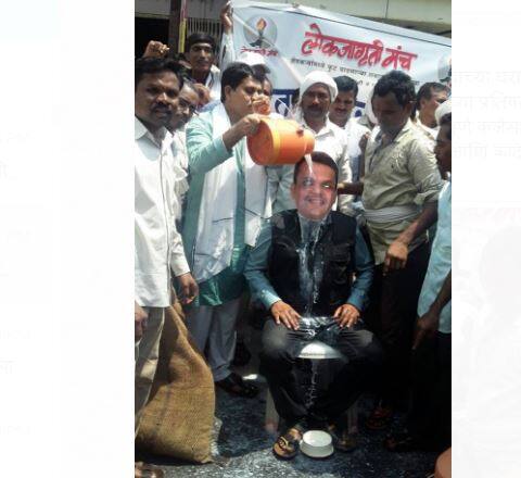 शेतकऱ्यांनी भाजीपाला आणि कांदे हवेत भिरकावून सरकारचा निषेध केला.