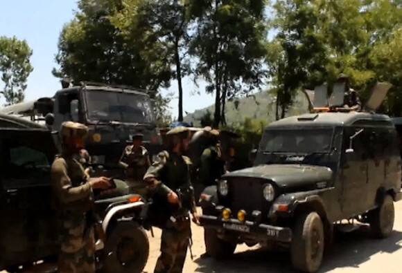 1 Army Personnel Lost His Life 5 Injured In Attack By Terrorists On Army Convoy Latest Update जम्मू-काश्मीरमध्ये लष्कराच्या तुकडीवर हल्ला, एक जवान शहीद, 5 जखमी