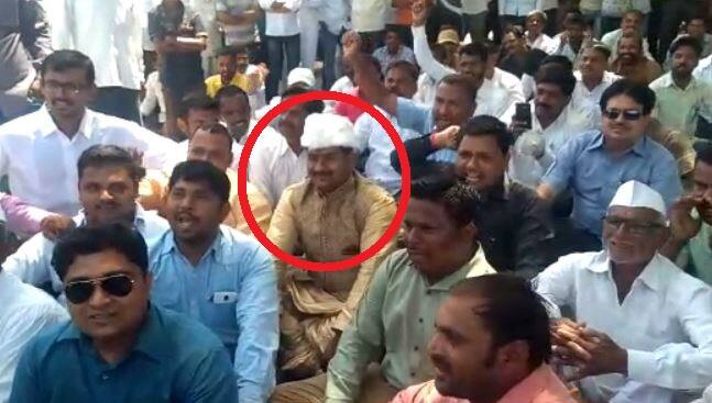 Farmers Strike Groom Joint Farmers Agitation At Baramati वऱ्हाडासह नवरदेव शेतकरी आंदोलनात सहभागी