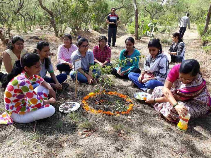 नाशिकची देवराई म्हणून उदयास आलेल्या सातपूर परिसरातील फाशीच्या डोंगरावर 2 वर्षापूर्वी आपल पर्यावरण संस्था आणि वनविभागाच्या माध्यमातून 15 हजार नागरिक आणि पर्यावरणप्रेमींनी 12 हजार वृक्षाची लागवड केली होती.