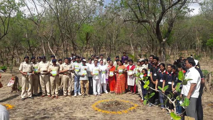 पर्यावरणाच महत्व पटवून देण्यासाठी अनेक शाळांच्या विद्यार्थ्यांना देखील इथे आणून प्रशिक्षण दिले जात होते. केवळ वृक्षारोपणाचा ‘इव्हेंट’ न करता लावलेली झाडे जगवण्याची जिद्द प्रत्येकाच्या मनात निर्माण व्हावी, हाच आजच्या या कार्यक्रमामागे मुख्य उद्देश होता. 